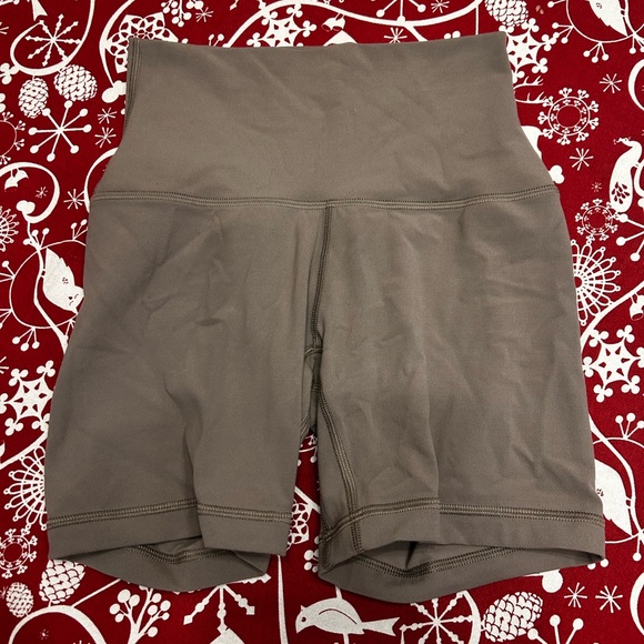 3 Aritzia Cheeky Hi-Rise 5" Shorts (GOLDEN BUTTER) - Picture 7 of 11